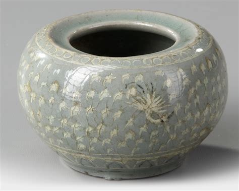 Goryeo Jar: Exquisite Celadon Glaze and Elegant Geometric Patterns!