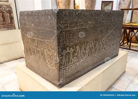  Sarcophagus of Senenmut -  a testament to meticulous craftsmanship and haunting beauty?